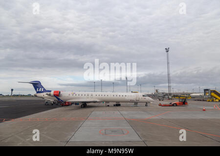 Chariot avec des aéronefs de l'aéroport pushback Banque D'Images