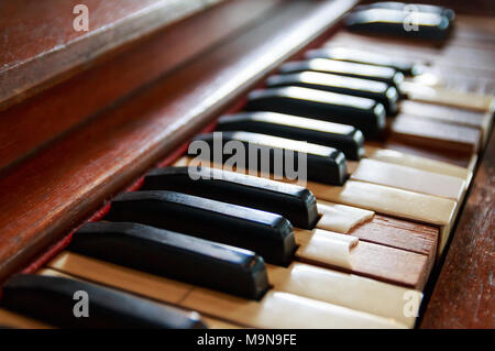 Clavier de piano ancien cassé pour l'intérieur Banque D'Images