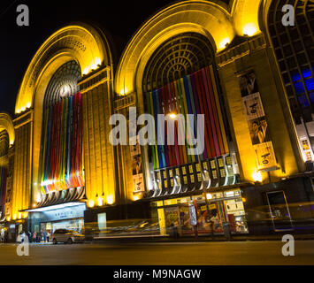 Le trafic lourd sur la rue Corrientes par nuit. La façade de l'immeuble Abasto de Buenos Aires, Argentine Banque D'Images