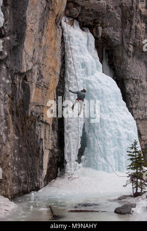 Les glaciéristes dans Grotto Canyon près de Canmore, en Alberta. Banque D'Images