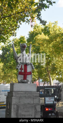 Ville de Londres limite Dragon Marque. Ces dragons sur métal ou pierre plinthes marquer les limites de la ville de Londres. Banque D'Images