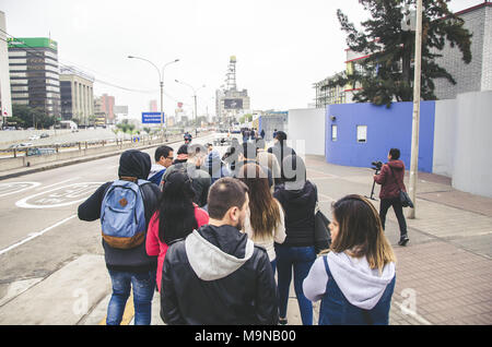 Les jeunes marcher le long du trottoir d'une avenue à Lima - Pérou Banque D'Images