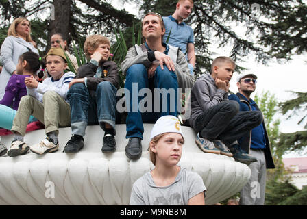 Beaucoup de personnes de différents âges regarder défilé militaire à Sébastopol, la Russie, le 9 mai 2017 Banque D'Images