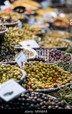 Olives mixtes sur l'affichage dans le marché Banque D'Images