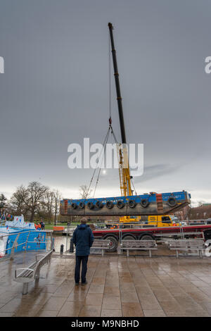 Angleterre Warwickshire Stratford 27 novembre 2018 bateaux soulevée hors de l'eau par une grue dans le bassin du Canal Banque D'Images