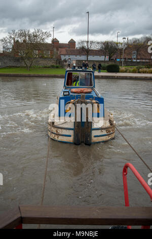 Angleterre Warwickshire Stratford 27 novembre 2018 bateaux soulevée hors de l'eau par une grue dans le bassin du Canal Banque D'Images