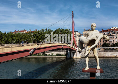 Le poids de soi-même statue sur la Saone rives près de la passerelle du Palais de Justice, Lyon, Rhône, France. Banque D'Images