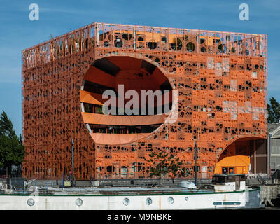 Vue sur le bâtiment Cube Orange, à partir d'un bateau sur le fleuve, La Confluence, Lyon, France Banque D'Images