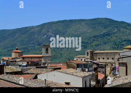 Vue sur Palazzo Adriano Sicani avec les montagnes en arrière-plan, Palerme, Sicile, Italie Banque D'Images