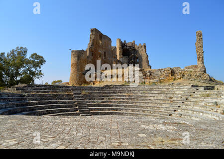 Face à l'ancien amphithéâtre à l'arrière du château médiéval, Butera, Caltanissetta, Sicile, Italie Banque D'Images