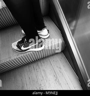 Escaliers mécaniques, métro, Paris, France Banque D'Images