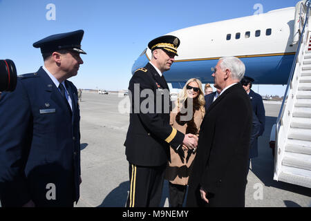 United States Vice-président Mike Pence est accueilli par le général Al Dohrmann, le Dakota du Nord, de l'adjudant général, et le Colonel Britt Hatley, la 119e Escadre, gauche, comme Pence arrive à la North Dakota Air National Guard Base, Fargo, N.D., 27 mars 2018. Première dame du Dakota du Nord, Kathryn Burgum regarde en arrière-plan. (U.S. Photo de la Garde nationale aérienne capitaine principal Sgt. David H Lipp) Banque D'Images