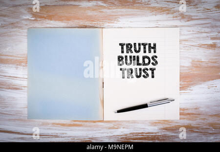 La vérité suscite la confiance. Cahier sur le bureau Banque D'Images