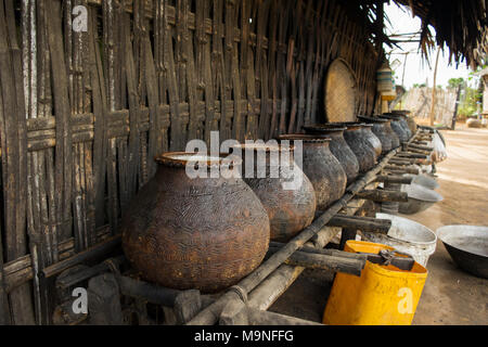 Des pots d'argile pour la fermentation et la distillation de jus de palme et sap pour l'alcool local Palm, Palm, vin, vin toddy htan ye, près de Bagan, Myanmar, Birmanie Banque D'Images