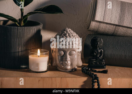 Sculptures de Bouddha et de tapis de yoga sur plateau en bois Banque D'Images