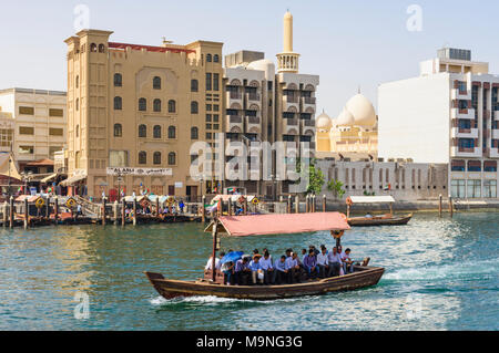 La crique de Dubaï abra bateau avec vue sur à Bur Dubai, Dubaï Creek, DUBAÏ, ÉMIRATS ARABES UNIS Banque D'Images