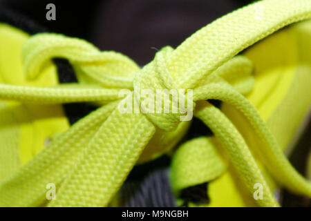 Sport Concept, service close up, concept de bien-être, jaune sur bleu sneakers close up. Détail de chaussures jaune sur des chaussures de course. Banque D'Images