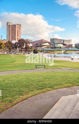 Adelaide, Australie - Août 27, 2017 : Adelaide city skyline vue à partir de la rotonde dans Elder Park sur un jour lumineux Banque D'Images