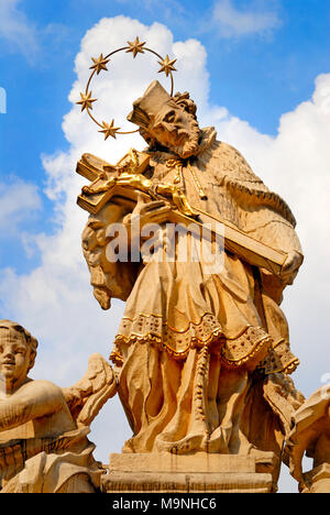 Poznan, Pologne, Grande Pologne. Stary Rynek (Place du Vieux Marché) : statue de St Jean Népomucène Banque D'Images