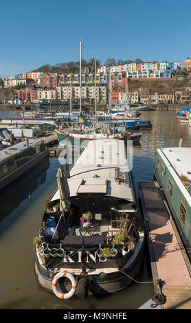 Péniche amarrée à Bristol en couleurs, de marina. Banque D'Images