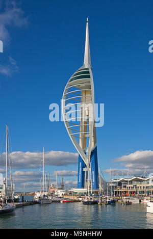 Tour Spinnaker de PORTSMOUTH GUNWHARF QUAYS au vu de Spice Island en vieux Portsmouth Banque D'Images