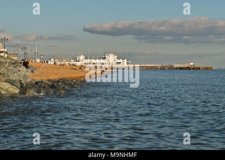 Vue latérale du Portsmouths Pier South Parade, Southsea, l'Angleterre, côté allumé sur une journée calme avec l'Angleterre drapeaux soufflant dans la brise et les gens sur la plage Banque D'Images