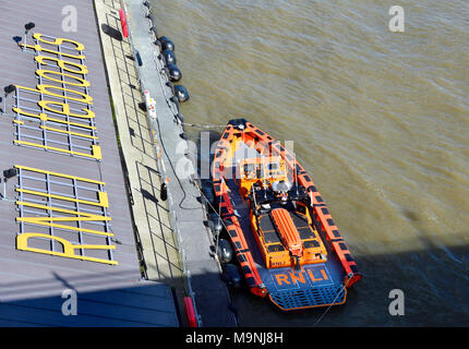 Londres, Angleterre, Royaume-Uni. Station de sauvetage de la RNLI Tower sur la Tamise au Victoria Embankment par Waterloo Bridge. Station de sauvetage le plus achalandé de la RNLI, p Banque D'Images