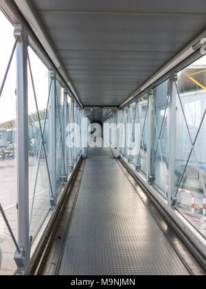 Vue verticale de l'aéroport bridge, où les passagers se connecter avec l'avion. Banque D'Images