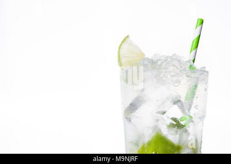 Cocktail Caipirinha en verre sur fond blanc. Banque D'Images