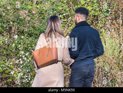 Young mixed race couple qui marche d'un pays au Royaume-Uni. Banque D'Images
