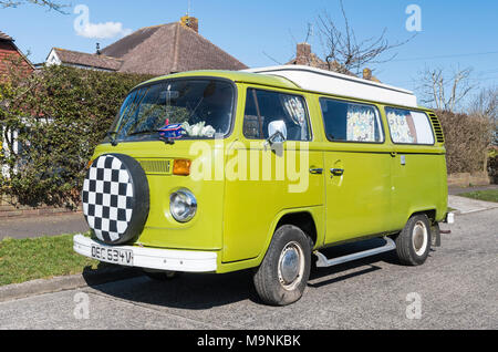 Le camping-car Volkswagen (voiture) Type 2 (T2 ou T2b) avec un disque dur haut construit en 1979 en vert, garé sur une route dans le Royaume-Uni. Banque D'Images