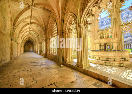 Batalha, Portugal - 16 août 2017 : couloir, colonnade de style manuélin et fontaine de cloître Royal au Monastère de Batalha ou au Monastère de Sainte Marie de la Victoire à Batalha, le Centre du Portugal. Banque D'Images