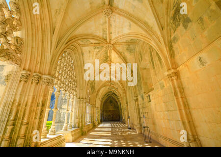 Batalha, Portugal - 16 août 2017 : Couloir et colonnade du cloître manuélin Royal au Monastère de Batalha ou au Monastère de Sainte Marie de la victoire dans le centre de Leiria, Portugal. Patrimoine de l'Unesco. Banque D'Images