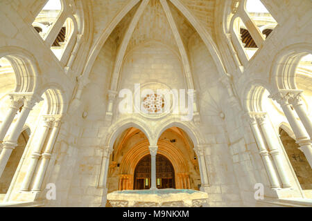 Alcobaça, Portugal - 15 août 2017 : l'eau dans le bassin de la renaissance fontaine gothique maison dans le cloître du Monastère d'Alcobaça ou Mosteiro de Santa Maria de Alcobaça, Patrimoine de l'Unesco. Banque D'Images