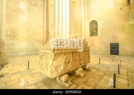 Alcobaça, Portugal - 15 août 2017 : sculpture gothique dans le tombeau de Dom Pedro I et Inez de Castro à l'intérieur de l'Église d'Alcobaça ou monastère Mosteiro de Santa Maria de Alcobaça dans le centre du Portugal. Banque D'Images