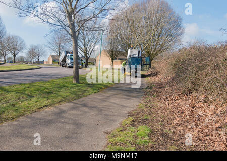 Conseil Local balayeuses au travail sur un streetDorset, Royaume-Uni Banque D'Images