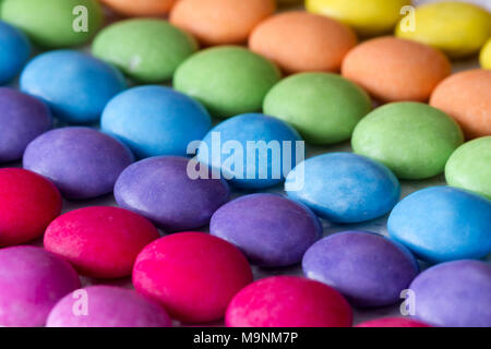 Rangées de bonbons colorés, smarties Banque D'Images