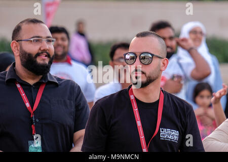 Une jeune beurette organisateur de l'événement (event security) portant des lunettes de soleil pour l'événement à Umm Al Emirat Park, Abu Dhabi, UAE Banque D'Images