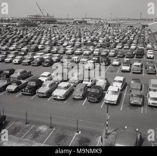 Années 1960, historiques, un grand nombre de voitures garées à l'aéroport d'Heathrow à Londres, Angleterre, Royaume-Uni. Dans la distance est le véhicule routier du métro passant sous la piste principale et parrainé par Rothmans du tabac. À l'origine un aéroport privé, il a été requistioned à l'appui de la RAF pendant la Seconde Guerre mondiale et ouvert à l'aviation civile en 1946. Le nombre de passagers à l'aéroport a augmenté rapidement à plusieurs millions de dollars par année que l'aviation pour les masses a décollé. Banque D'Images