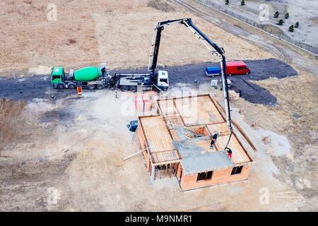 Couler le béton d'un agitateur concret sur les fondations de la maison. La construction d'une maison Banque D'Images