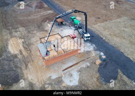 Couler le béton d'un agitateur concret sur les fondations de la maison. La construction d'une maison Banque D'Images