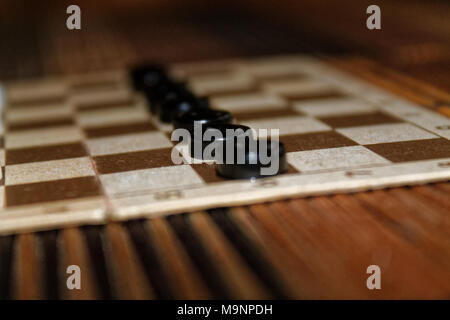 Checkers en damier prêt pour jouer. Concept de jeu. Jeu de plateau. Hobby. pions sur le terrain de jeu pour un jeu. Banque D'Images