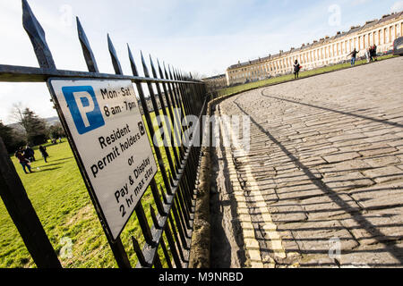 Parking résidents seulement signer en fer forgé au superbe Royal Crescent dans la ville historique de Bath sans voitures, double-lignes jaunes et rue pavée Banque D'Images