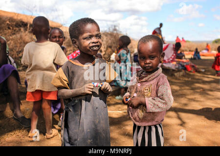 Inconnu Masai village près de parc Amboselli, Kenya - 02 avril, 2015 : sale pauvres enfants Masai avec Visages et la bouche couverte de mouches. Banque D'Images