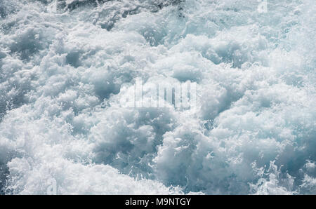 Vue vers le bas à l'arrière du bateau de croisière avec ocean turbulence. Banque D'Images