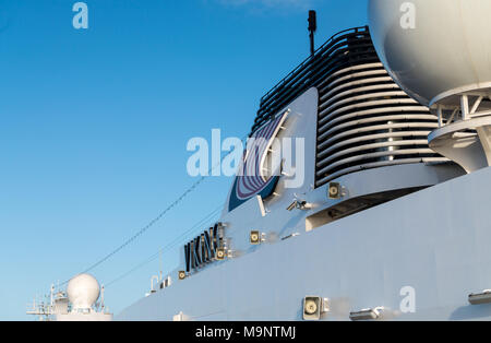 Les vapeurs d'entonnoir sur bateau de croisière Viking Sky Banque D'Images