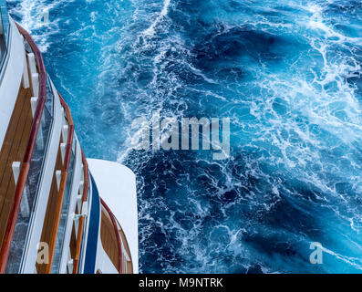 Vue vers le bas à l'arrière du bateau de croisière avec ocean turbulence. Banque D'Images