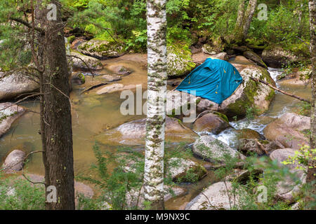 Tente de tourisme sur un rocher au milieu de la rivière de montagne Belokurikha Banque D'Images