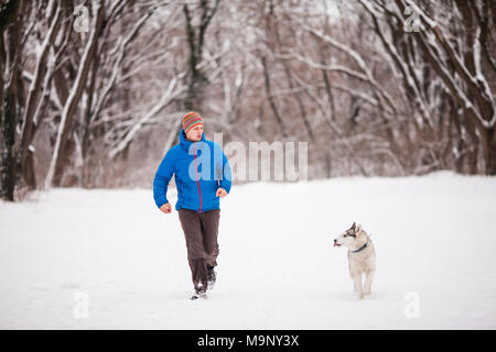 L'homme s'exécute avec Husky Banque D'Images