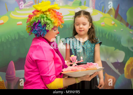 Biélorussie, Minsk, le 9 novembre 2017. Gomel Children's Centre. Gâteau d'anniversaire. Faire un voeu . Le clown a apporté un gâteau d'anniversaire. Banque D'Images